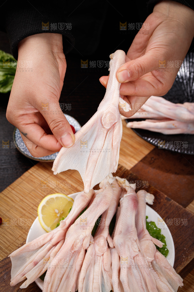 深底上的新鲜鸭掌