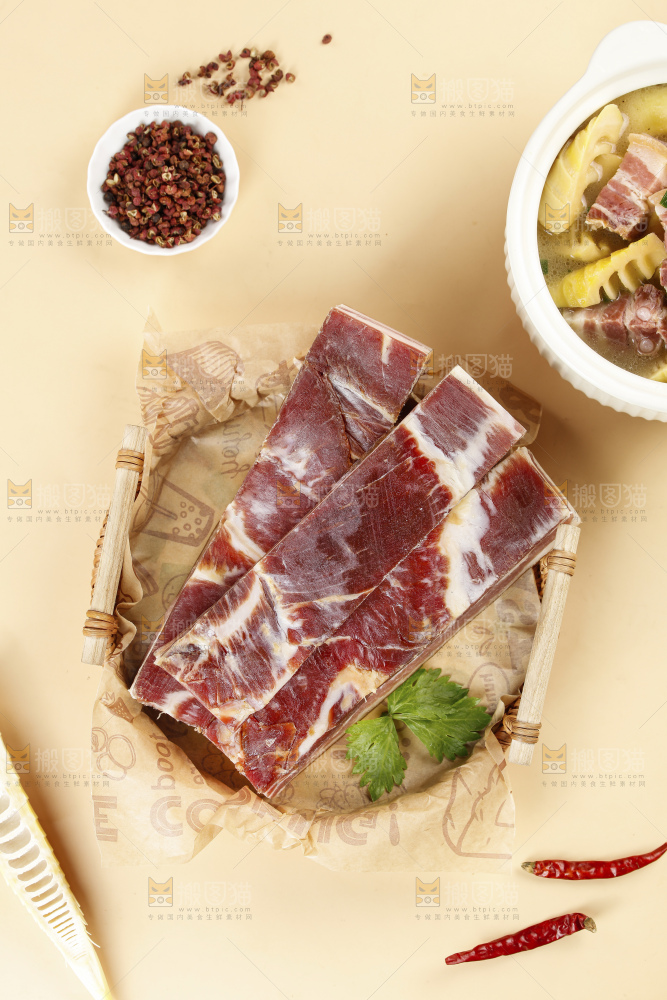 浅底上的五花咸肉