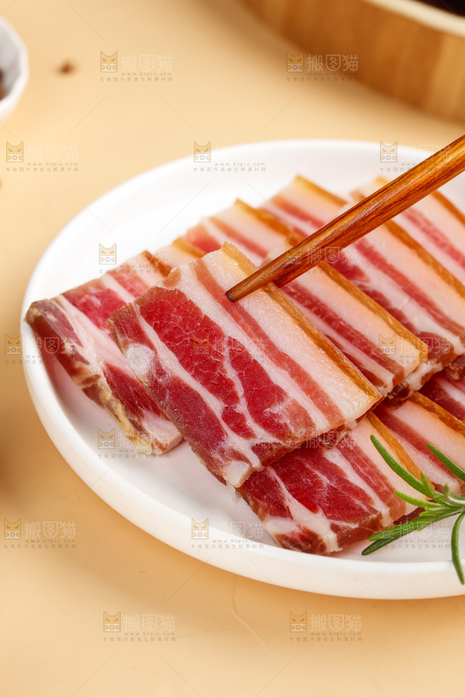 浅底上的五花咸肉