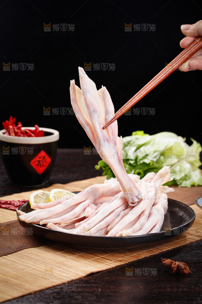 深底上的新鲜鸭掌