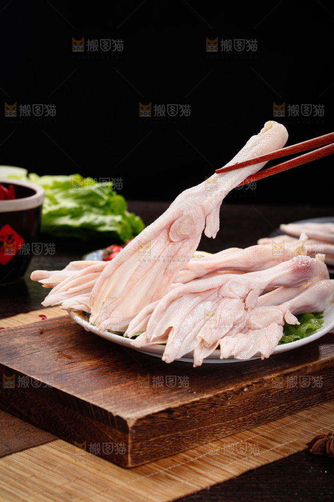 深底上的新鲜鸭掌