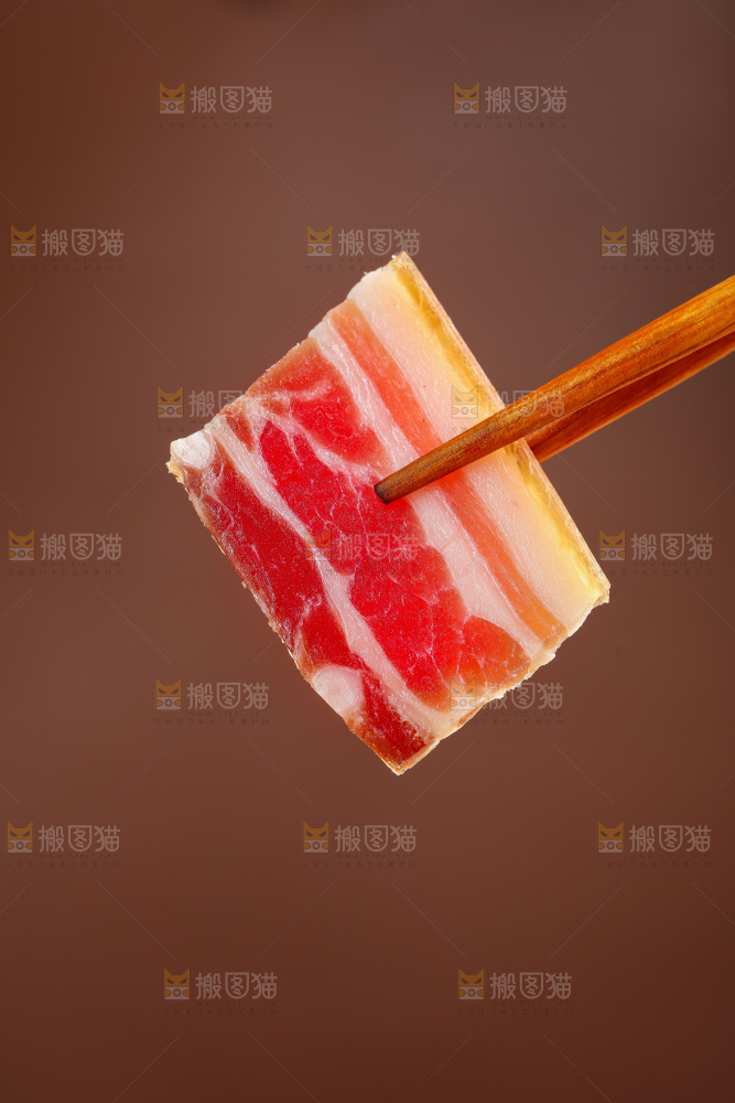 浅底上的五花咸肉