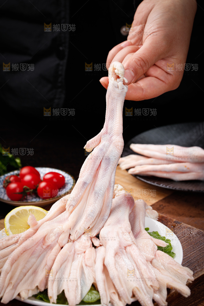 深底上的新鲜鸭掌