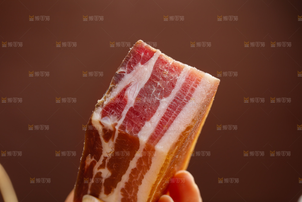 浅底上的五花咸肉