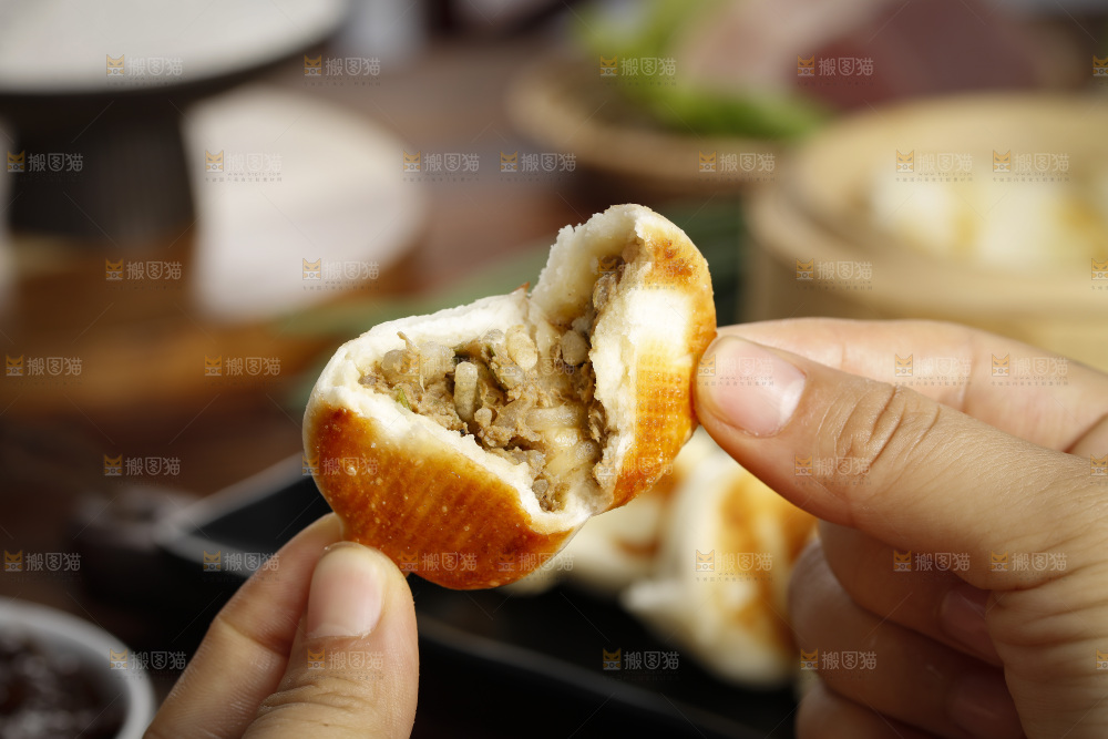 深底上摆放着水煎包