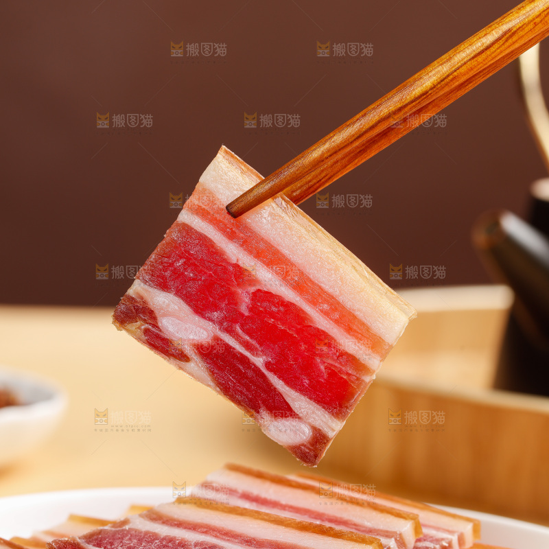浅底上的五花咸肉