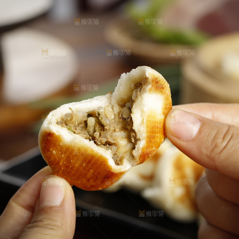 深底上摆放着水煎包