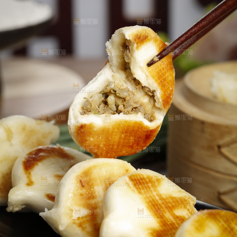 深底上摆放着水煎包