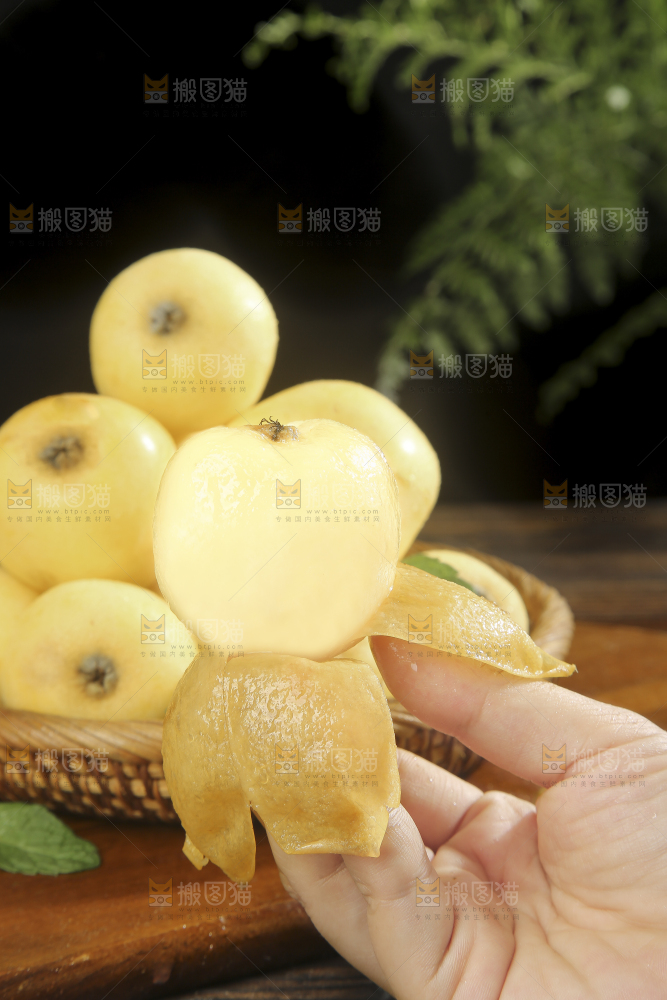 深底上的白玉枇杷