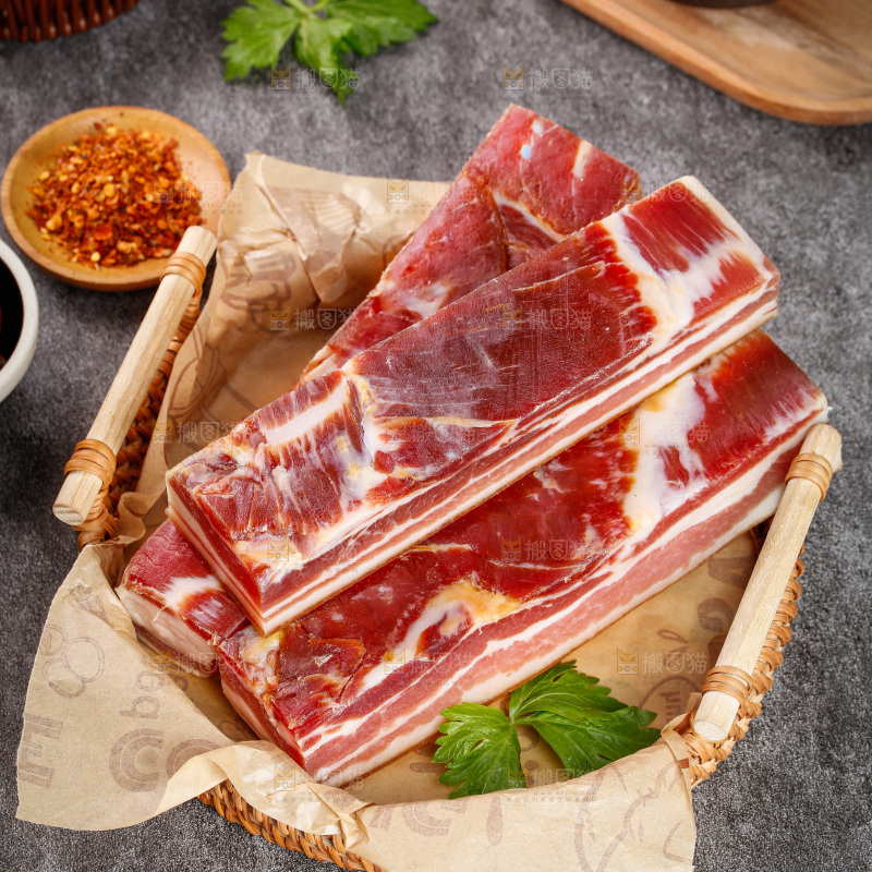 深底上的五花咸肉