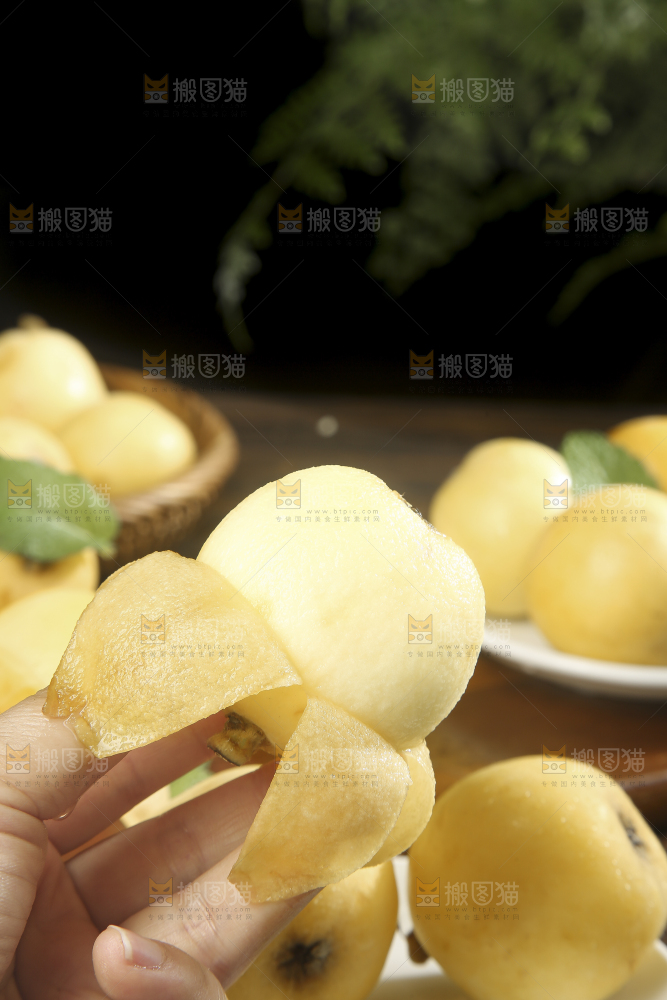 深底上的白玉枇杷
