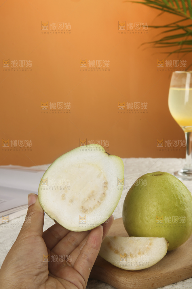 浅底上的奶油芭乐