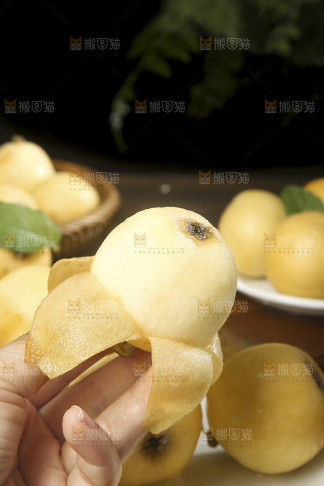深底上的白玉枇杷