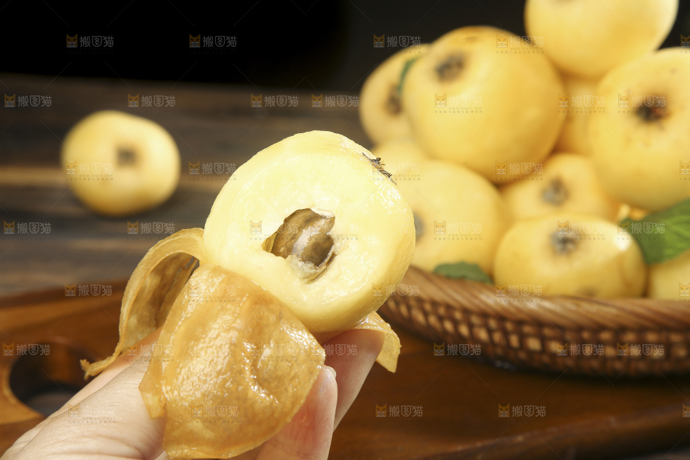 深底上的白玉枇杷