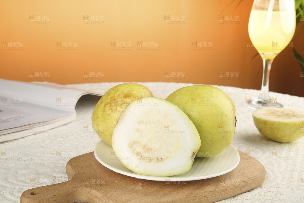 浅底上的奶油芭乐