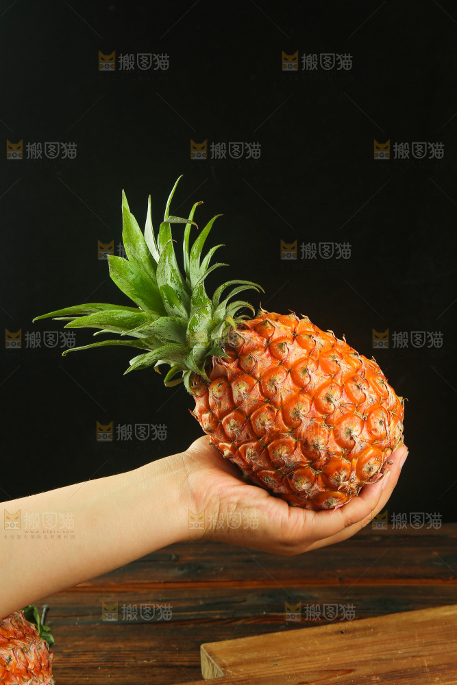 深底上的金钻凤梨