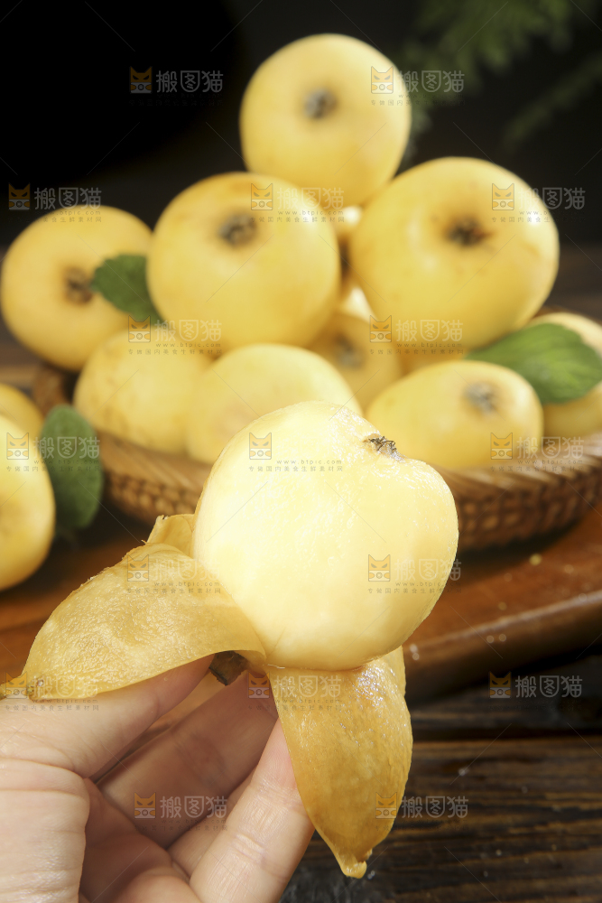 深底上的白玉枇杷