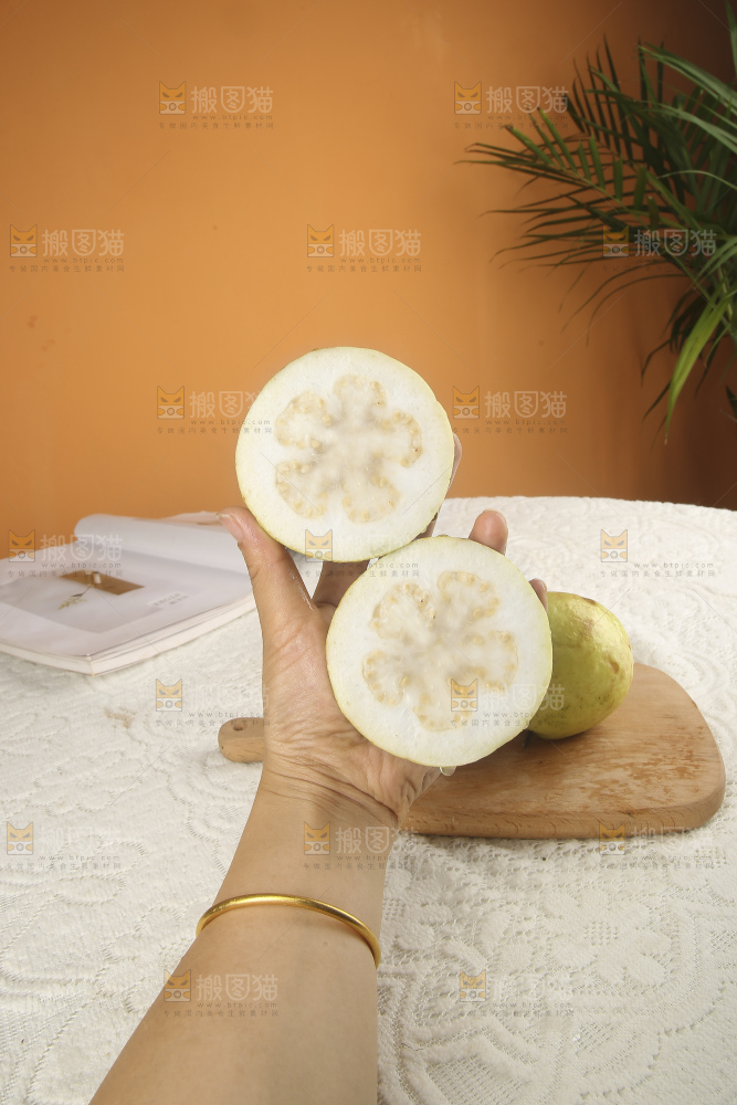 浅底上的奶油芭乐