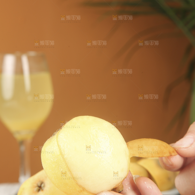 浅底上的白玉枇杷