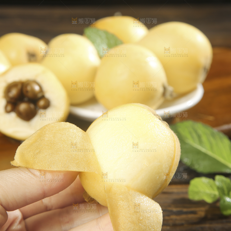 深底上的白玉枇杷