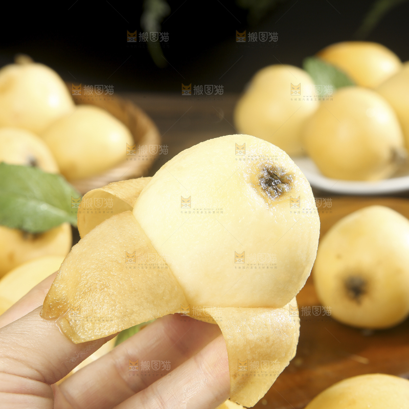 深底上的白玉枇杷