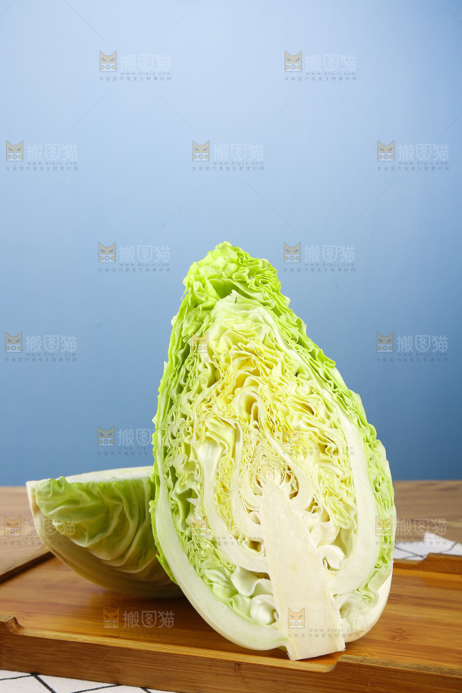 木底上的卷心菜
