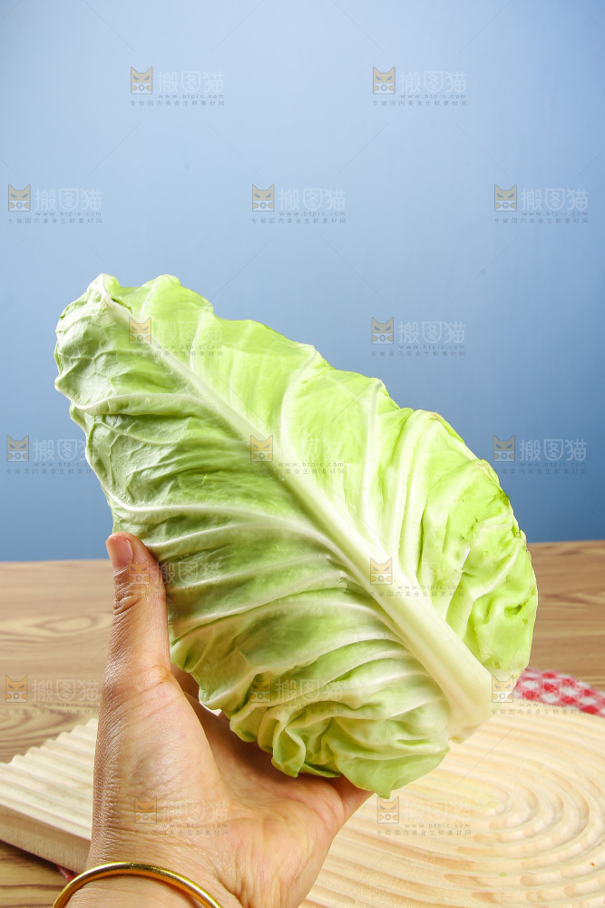木底上的卷心菜