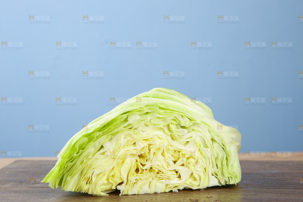 木底上的卷心菜