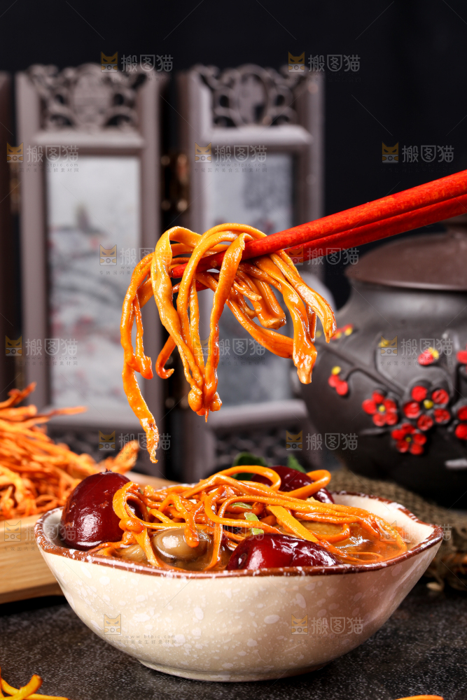 深底上的虫草花