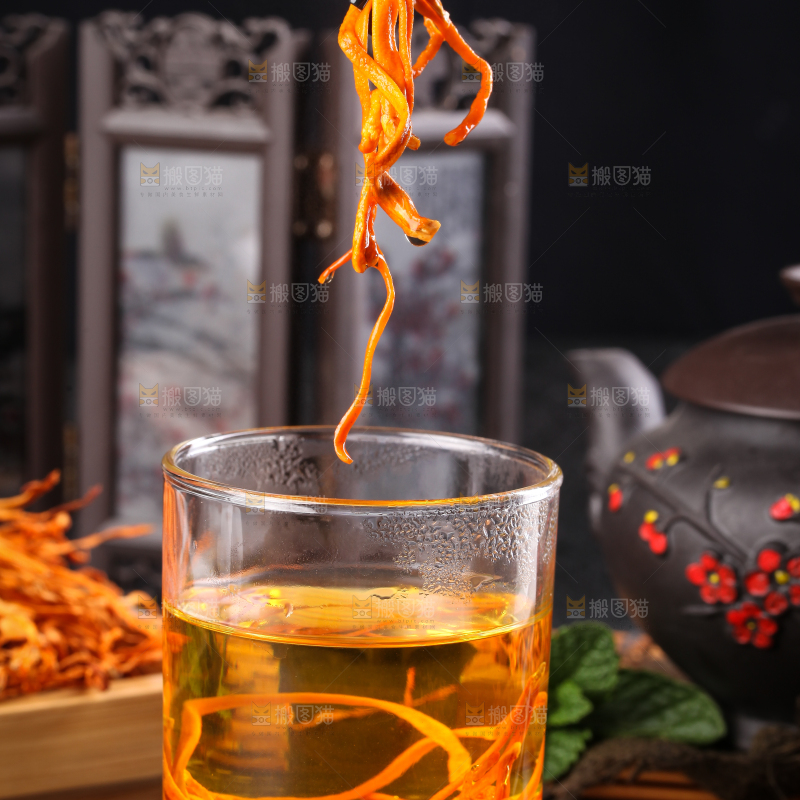 深底上的虫草花