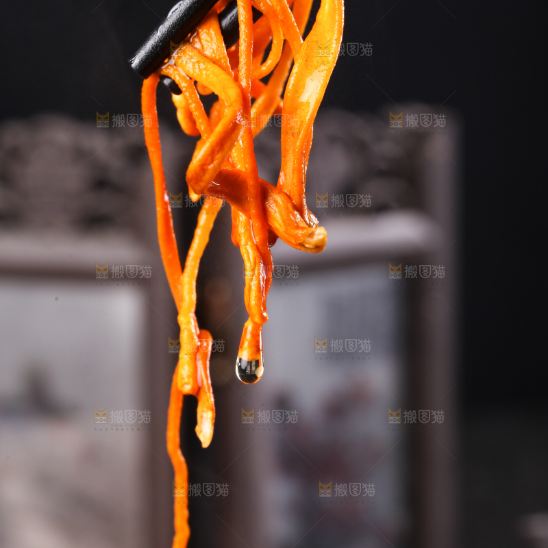 深底上的虫草花