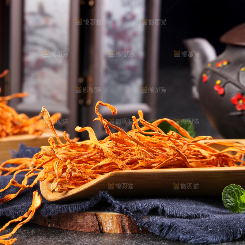 深底上的虫草花
