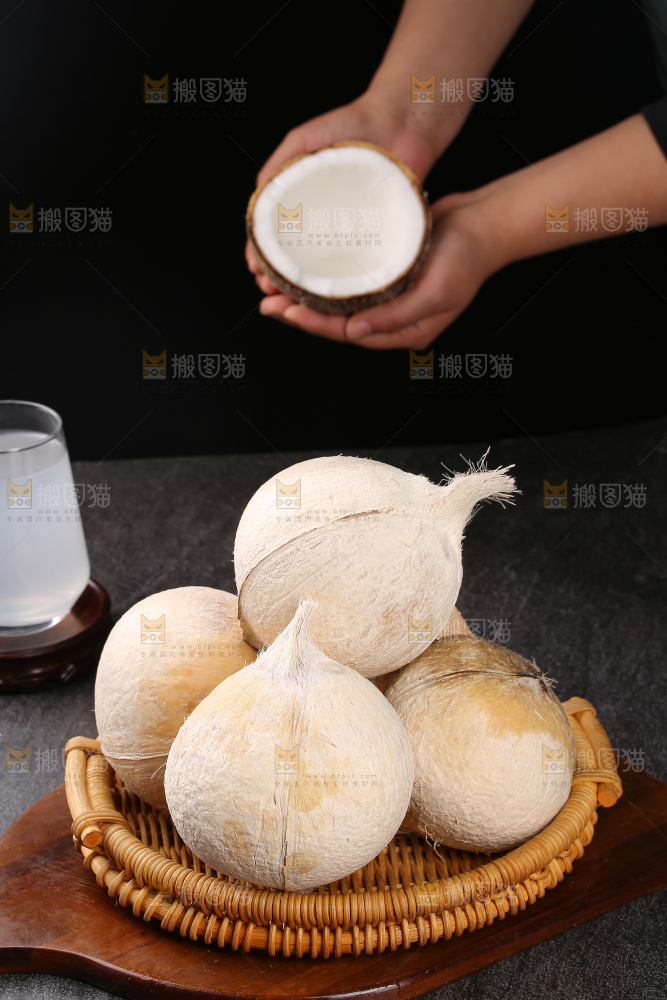 深底上的牛奶椰皇
