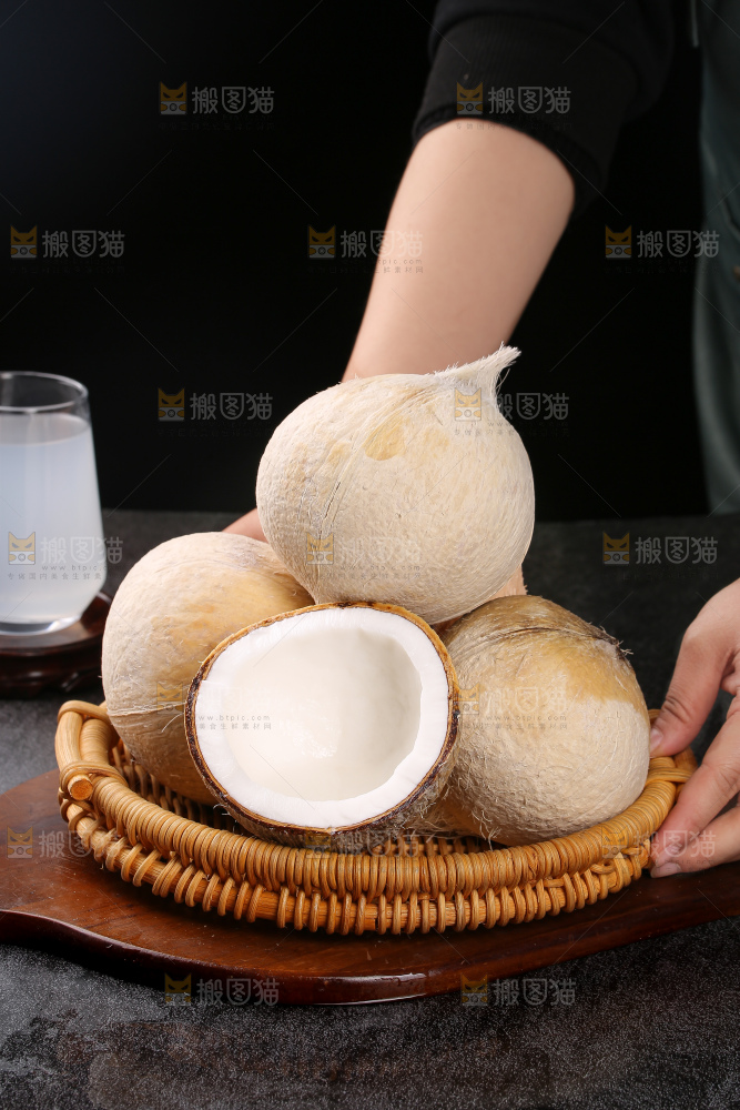 深底上的牛奶椰皇