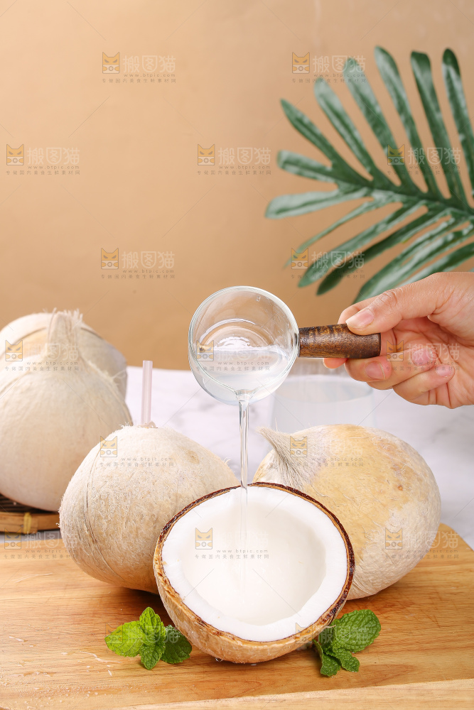 浅底上的牛奶椰皇