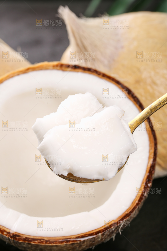 深底上的牛奶椰皇
