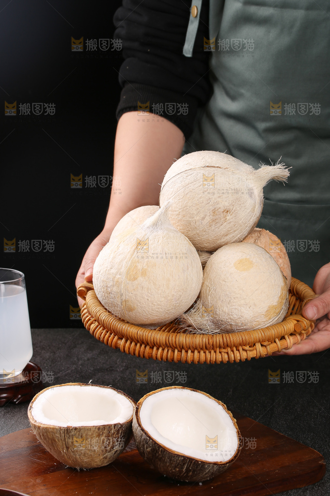 深底上的牛奶椰皇