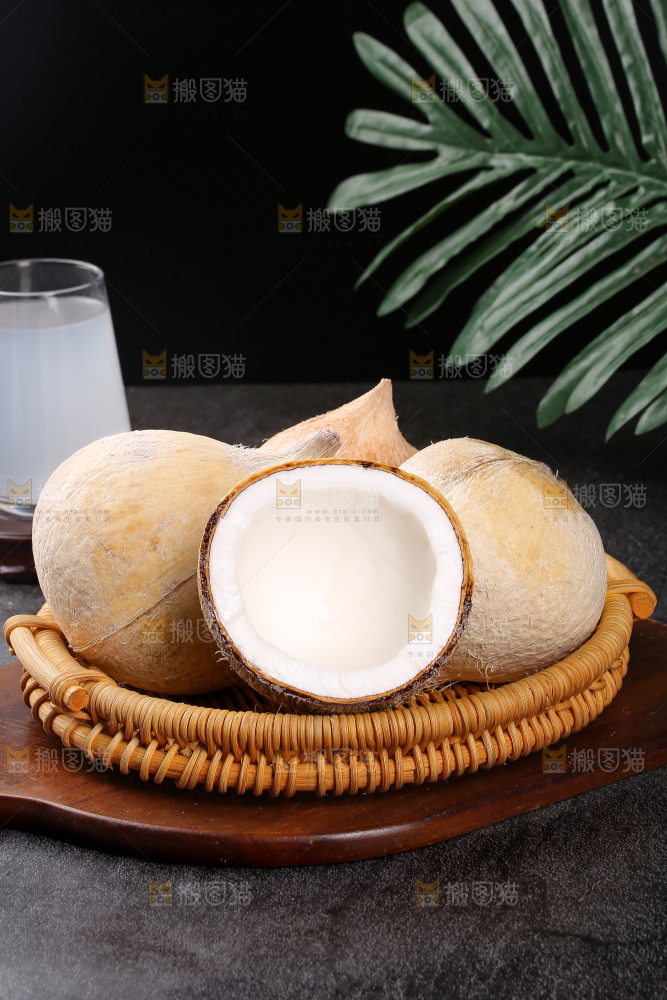 深底上的牛奶椰皇