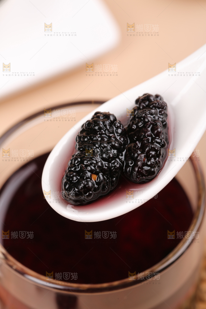 浅底上的桑葚干