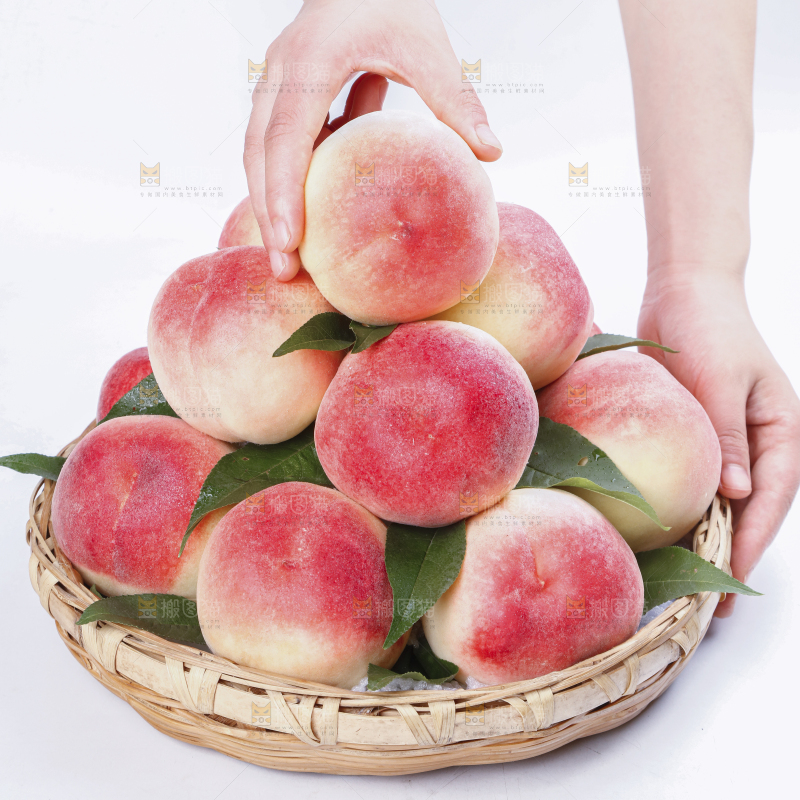 白底上的新鲜水蜜桃