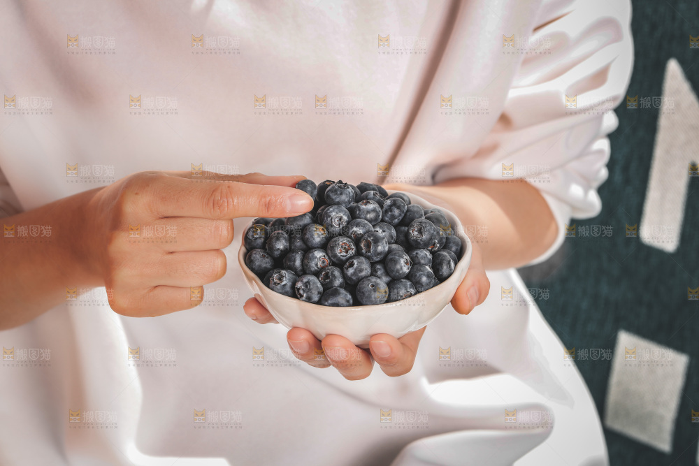 浅底上的新鲜蓝莓