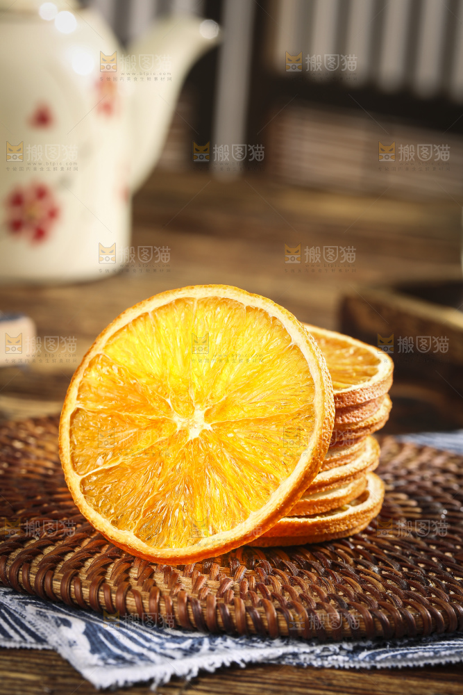 木底上的橙子片
