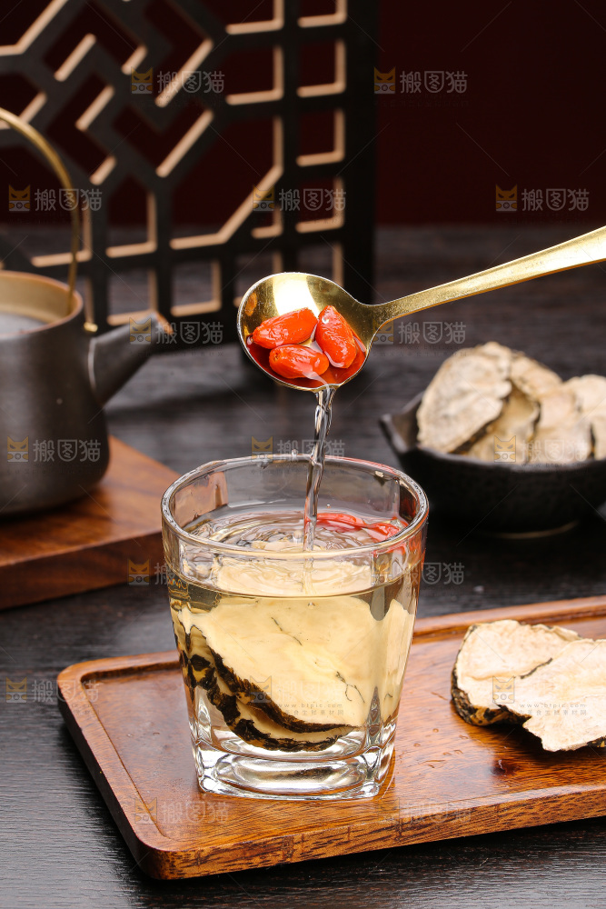 杯子里的玛卡枸杞茶