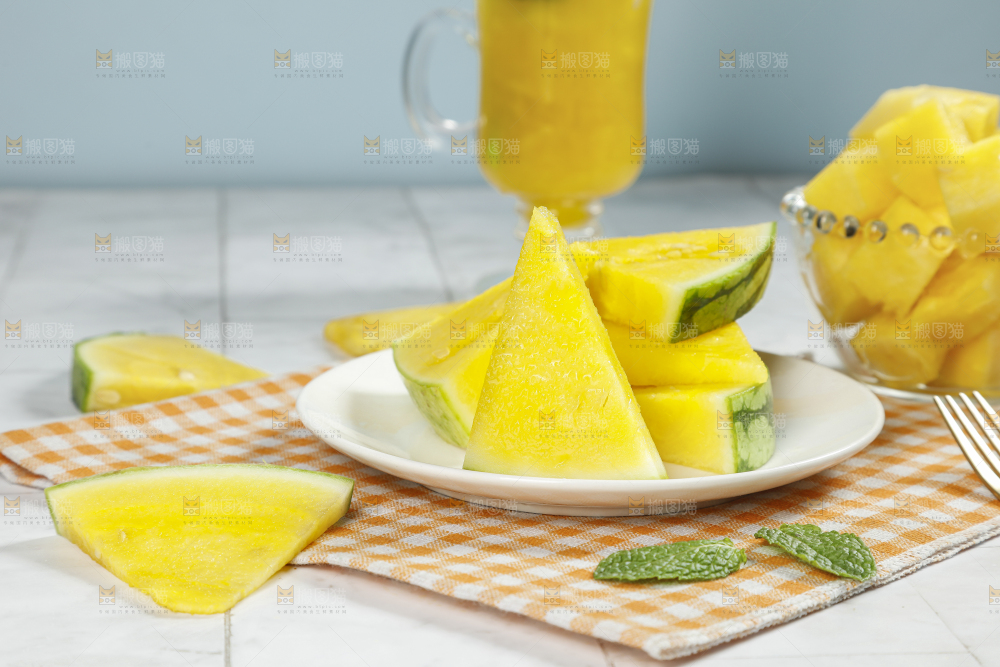 浅底上的黄瓤西瓜