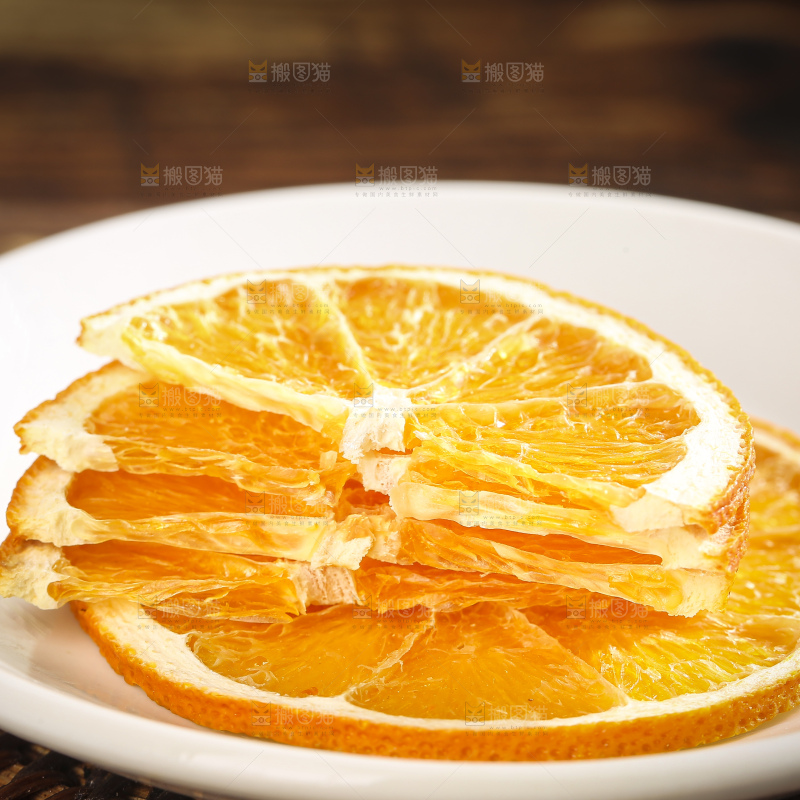 木底上的橙子片
