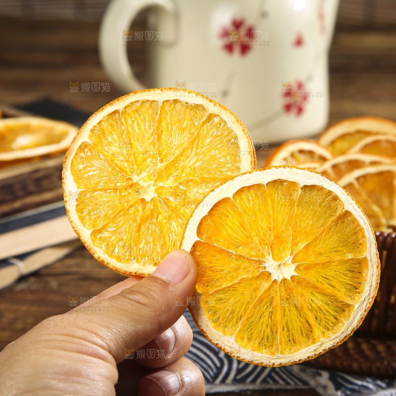 木底上的橙子片