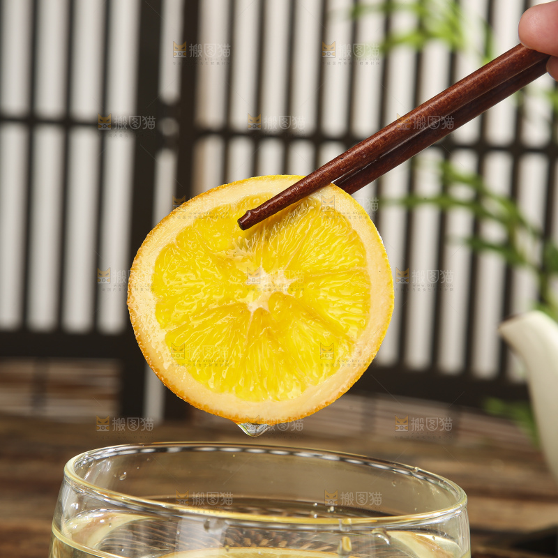 木底上的橙子片