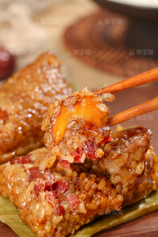 深底上的咸蛋黄肉粽