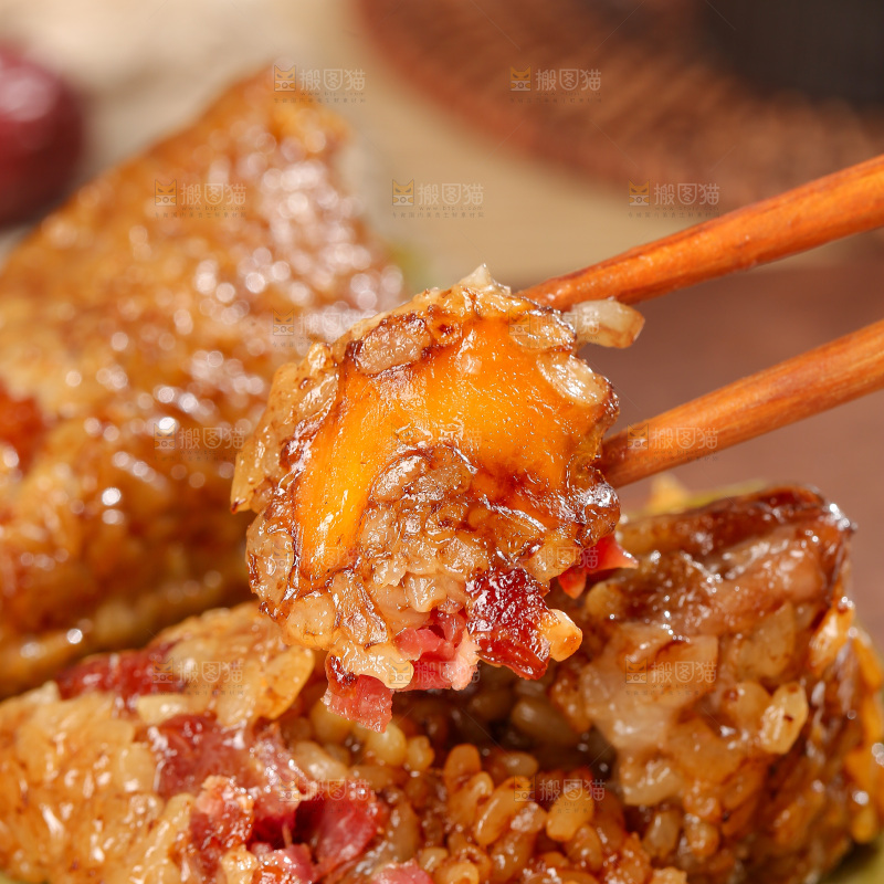 深底上的咸蛋黄肉粽