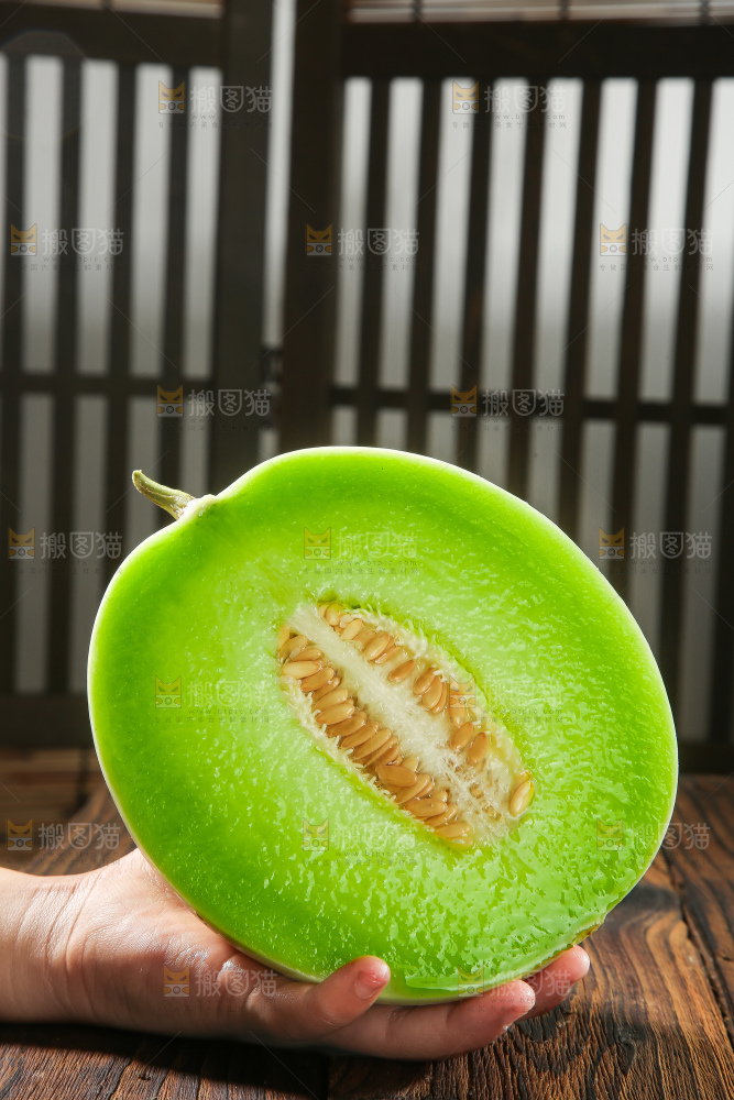 木底上的玉菇甜瓜